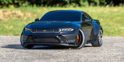 Hvid Traxxas Mustang 4-Tec Drift fjernstyret bil med detaljeret Ford-licenseret karrosseri og driftdæk.