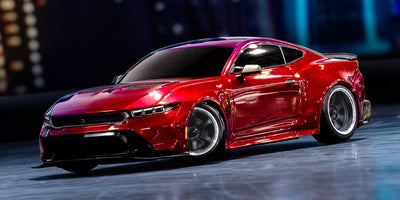 Mørkegrå Mustang 4-Tec Drift fjernstyret bil laver et kontrolleret drift på asfalt med røg fra dækkene.