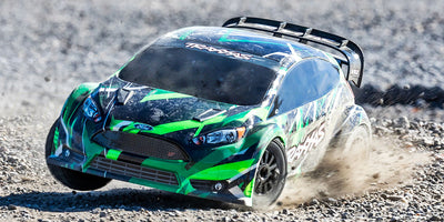 Rød Traxxas Ford Fiesta ST Rally børsteløs fjernstyret bil set skråt forfra på hvid baggrund.