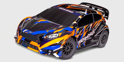 Blå Traxxas Ford Fiesta ST Rally Brushless fjernstyret bil i hurtig kørsel på grusvej.