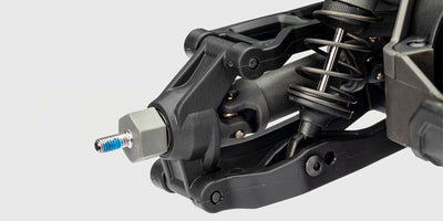 Undervognen på en Traxxas Mini Maxx med robuste drivaksler og affjedring i blå og sort plast.