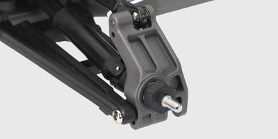 Blå Traxxas Rustler 2WD stadium truck set skråt forfra på hvid baggrund.