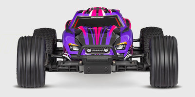 Rød Traxxas Rustler 2WD fjernstyret stadium truck set skråt forfra på hvid baggrund.