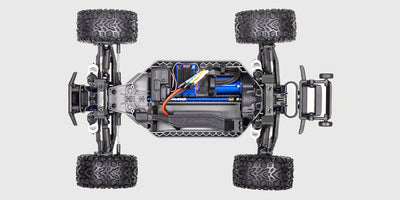 Blå Traxxas Rustler 4x4 VXL fjernstyret bil med offroad-dæk vist i profil mod hvid baggrund.
