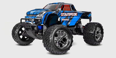 Grøn Traxxas Stampede monster truck med store offroad-dæk i fart på en grusvej.