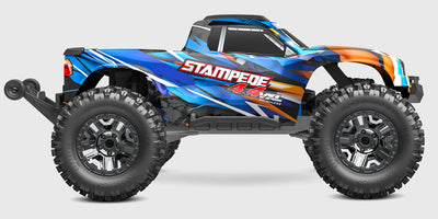 Orange Traxxas Stampede 4x4 VXL fjernstyret monster truck med store dæk og wheelie bar på hvid baggrund.