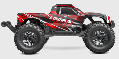 Grøn Traxxas Stampede 4x4 VXL monster truck med store offroad-dæk i fart på en grusvej.