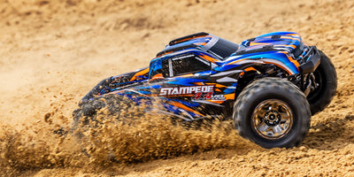 Traxxas Stampede 4x4 VXL monster truck med rødt karrosseri og store dæk set fra siden på hvid baggrund.