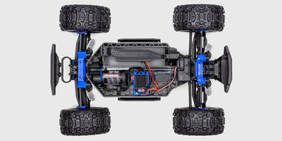 Blå Traxxas Stampede 4x4 BL-2S monster truck med store offroad-dæk og robust affjedring til terrænkørsel.