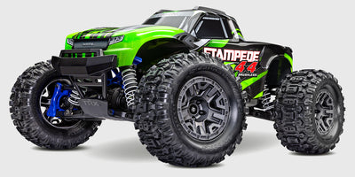 Traxxas Stampede 4x4 BL-2S monster truck i rød og blå set skråt forfra på hvid baggrund.