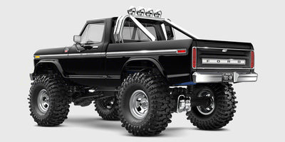 Blå Traxxas TRX-4M Ford F-150 fjernstyret crawler i skala 1:18 set skråt forfra klar til terrænkørsel.