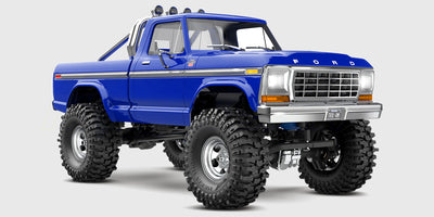 Sort Traxxas TRX-4M Ford F-150 High Trail Edition pickup truck med detaljeret karrosseri og store offroad-hjul.