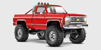 Mørkerød Traxxas TRX-4M Chevrolet K10 i profil med kromdetaljer og realistisk offroad-affjedring.
