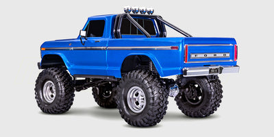 Traxxas TRX-4 Ford F-150 Ranger XLT i blå og hvid set forfra mens den kører i terræn.