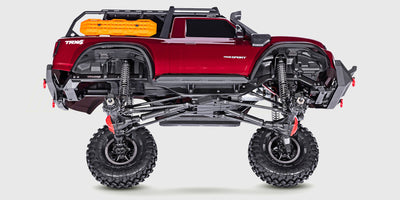 Traxxas TRX-4 Sport High Trail i blå med hævet undervogn og store offroad-hjul til kørsel i hårdt terræn.