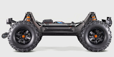 Grøn Traxxas X-Maxx 8S monster truck med bæltede dæk set fra siden.