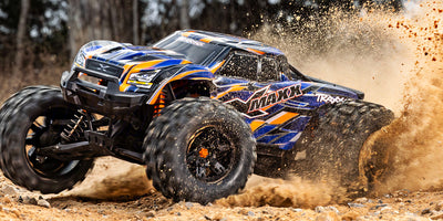 Traxxas X-Maxx 8S fjernstyret monster truck i grøn og sort set forfra i terrænet.
