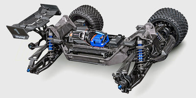 Detaljeret visning af chassiset på en Traxxas XRT Race Truck 8S med fokus på affjedring og drivlinje.