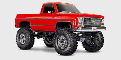 Rød Traxxas TRX-4 Chevrolet K10 High Trail fjernstyret bil set skråt forfra.