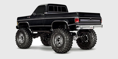 Traxxas TRX-4 High Trail Edition med sort Chevrolet K10 karrosseri set fra en vinkel bagfra.