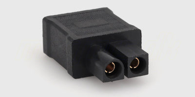 Nærbillede af adapterstik med sort TRX hunstik og hvidt Tamiya hanstik forbundet med rød og sort ledning.