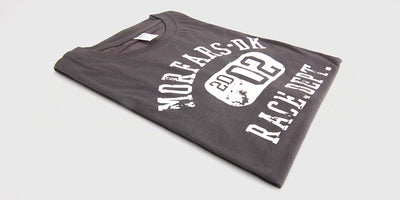 Grå Morfars.dk T-shirt Race Dept. med hvidt logo på brystet.