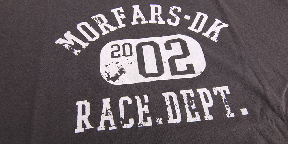 Hvidt tryk på grå t-shirt