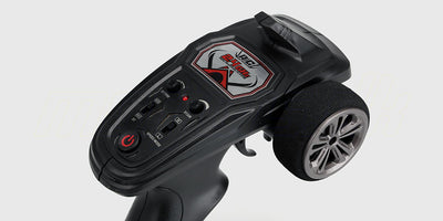 Sort XLH 2-speed fjernstyring med ergonomisk greb og kontrolhjul til styring af XLH RC-biler.