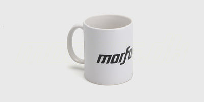 Hvidt Morfars.dk kaffekrus med det klassiske blå logo vist på en hvid baggrund.