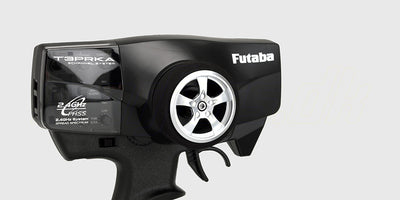 Futaba 3PRKA radiosæt med ergonomisk pistolgreb og modtager til fjernstyrede biler vist på hvid baggrund.