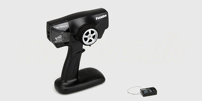 Sort Futaba 3PRKA ratradio med modtager til fjernstyret bil vist på hvid baggrund.