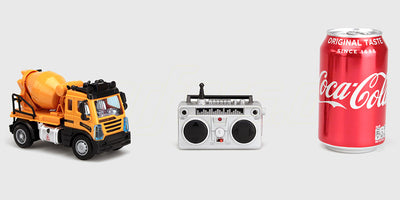 Lille rød mikro fjernstyret bil vist fra siden på en hvid baggrund til sjov indendørs leg.