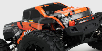 Sort og grøn Ravage fjernstyret monster truck med store offroad-dæk og robust affjedring.