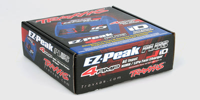 Traxxas EZ-Peak Plus 4-amp NiMH og LiPo hurtigoplader med iD-teknologi og blåt display.