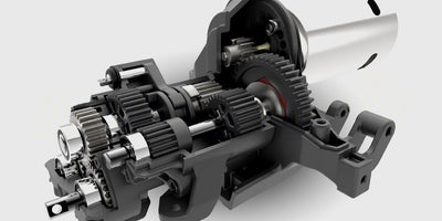 Traxxas TRX-4 crawler i rød kører gennem udfordrende terræn med fokus på affjedring og detaljeret karrosseri.